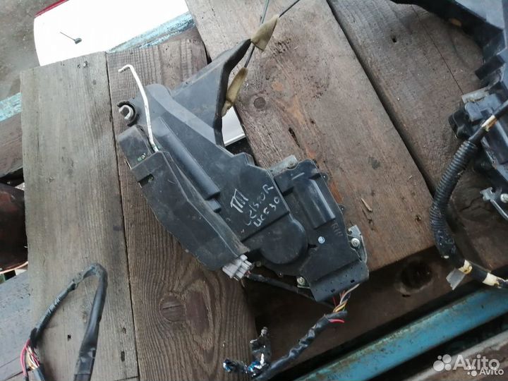 Замок передней двери доводчик Toyota Celsior UCF30