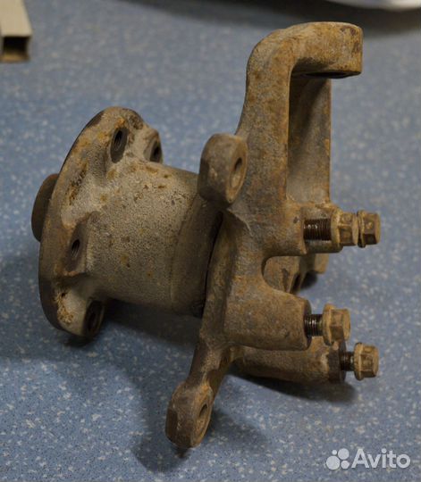 Поворотный кулак на Мерседес Спринтер до 2006 прав