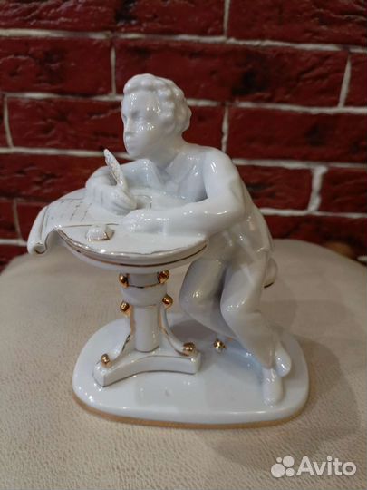 Фарфоровая статуэтка (Пушкин за столом, лфз.)