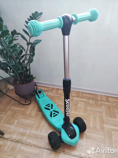 Самокат трехколесный