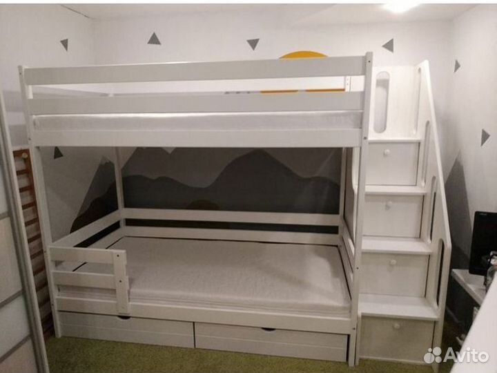 Двухъярусная детская кровать с лестницей комодом