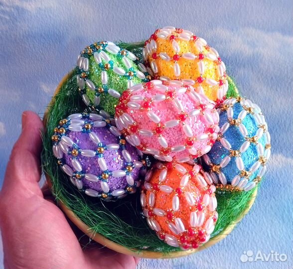 Яйца, оплетенные бисером и бусинами