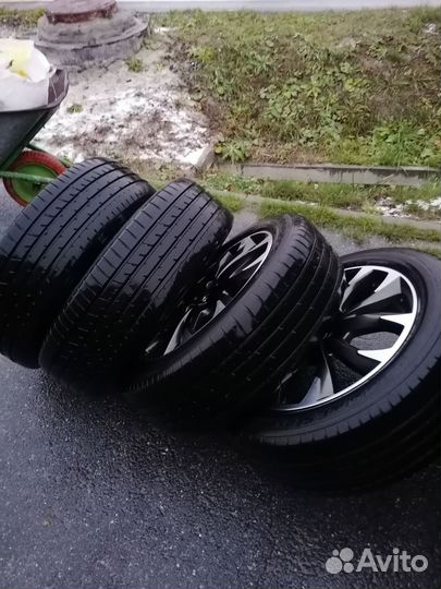 Продам комплект оригинальных дисков с резиной