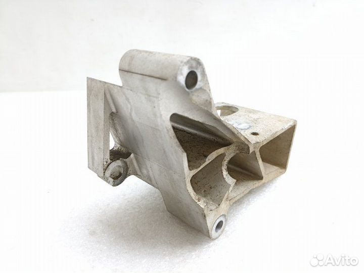 Кронштейн опоры двигателя Volvo Xc90 1 дорест 2.5