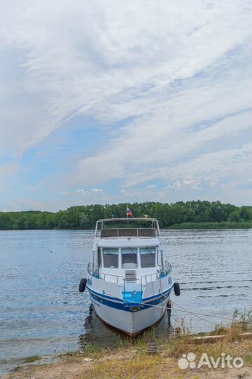 Моторная яхта с флайбриджем