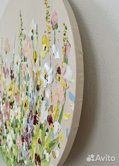 Картина с цветами на круглом холсте. 50 см