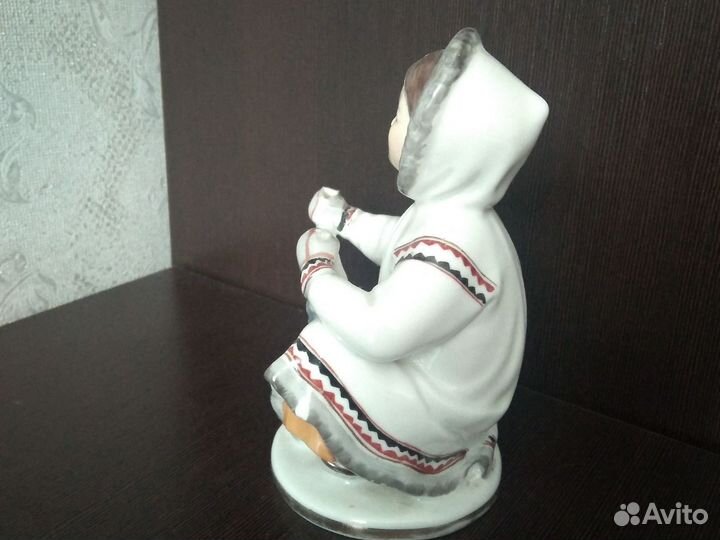 Статуэтка фарфоровая