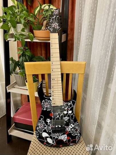 Восьмиструнная фабричная электрогитара