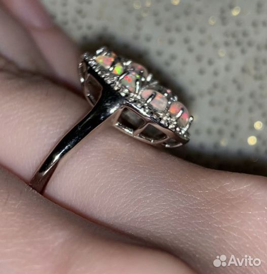 Серебряное кольцо с опалами