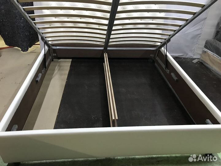 Кровать двуспальная с обивкой