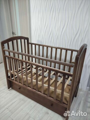 Детская кроватка с продольным маятником и ящиком