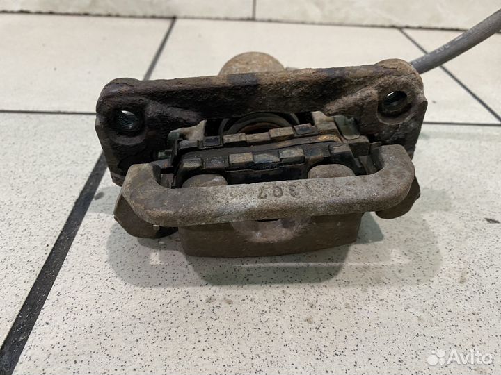 Тормозной суппорт задний левый Nissan tiida C11