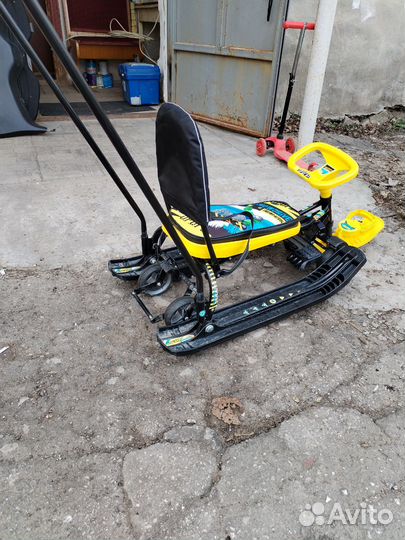 Детский снегокат с ручкой и колесами