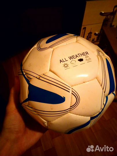 Футбольный мяч есть потёртости