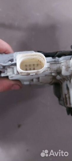 Замок двери передний правый на Volkswagen Passat B