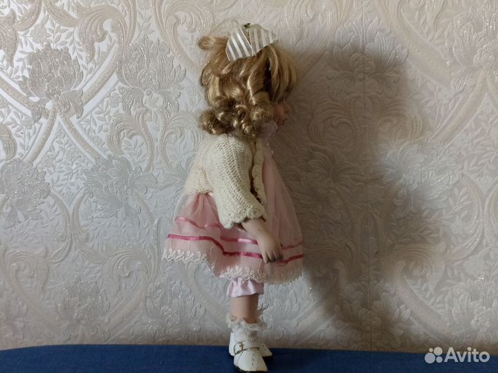Кукла фарфоровая