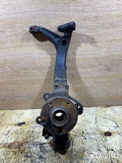 Поворотный кулак передний правый VW Passat B5