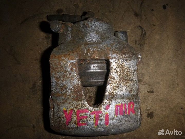 Суппорт передний правый skoda yeti 2010