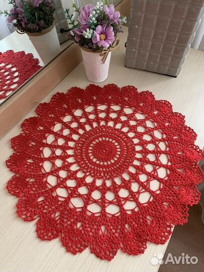 Красная ажурная салфетка