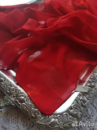 Красный красивый платок