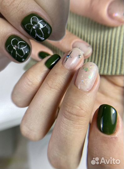 Модель на маникюр с дизайном