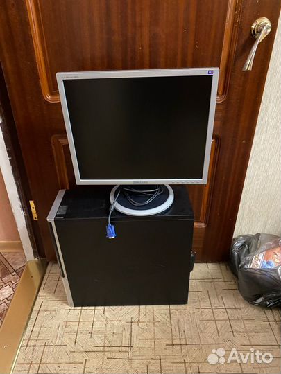 Монитор Samsung и компьютерный блок depo