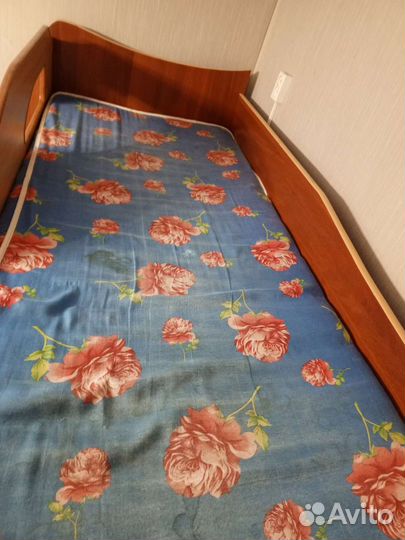 Детский уголок с кроватью и столом