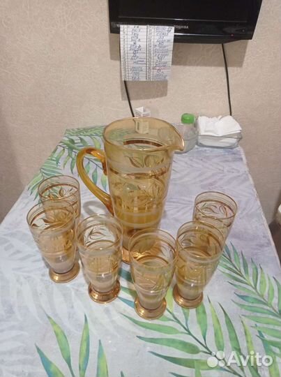 Сервис кувшин и шесть стаканов