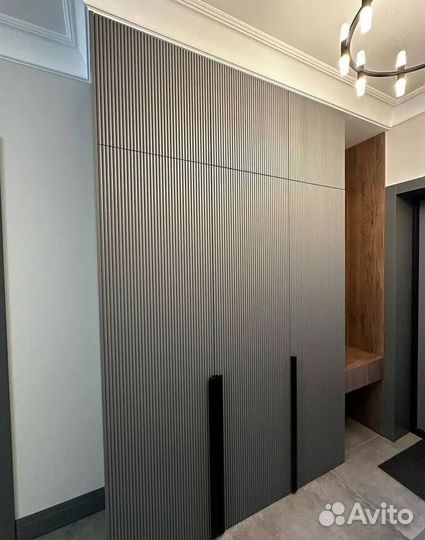 Шкаф в прихожую с фрезерованными фасадами