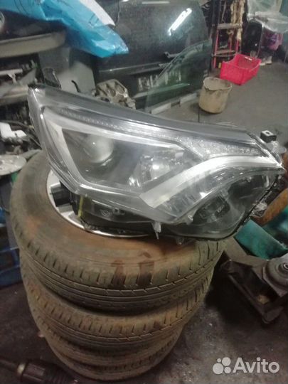 Фара правая Toyota Rav4 с 2015 года галоген