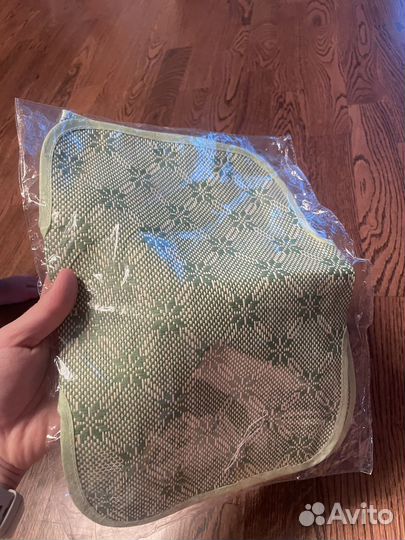 Круг, шлем и бамбуковый коврик