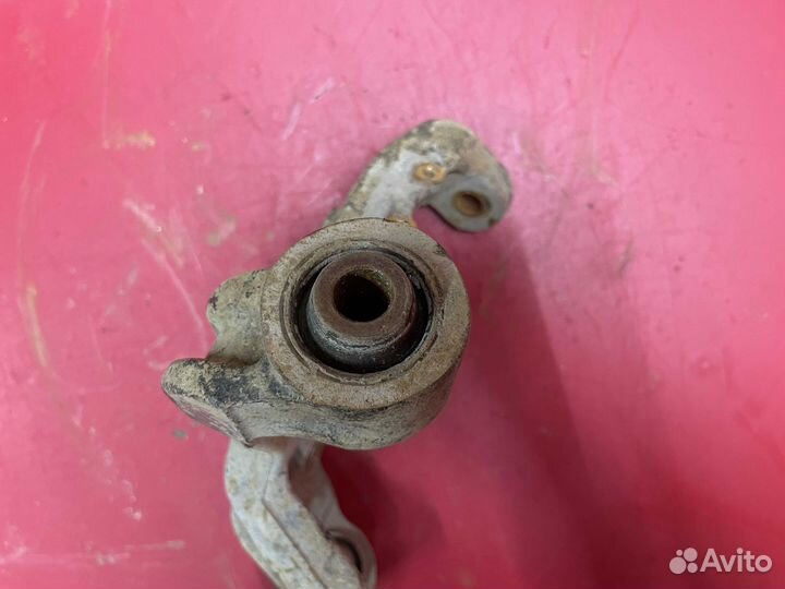 Кулак задний правый 4611065J00 Suzuki Grand Vitara