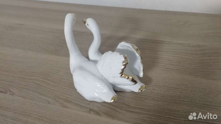 Статуэтка лебеди