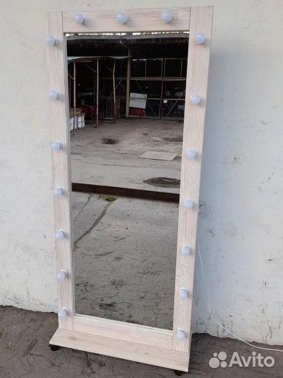 Зеркало напольное с подсветкой на колесиках