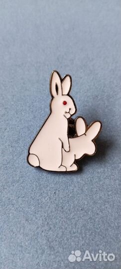 Значок пин кролики