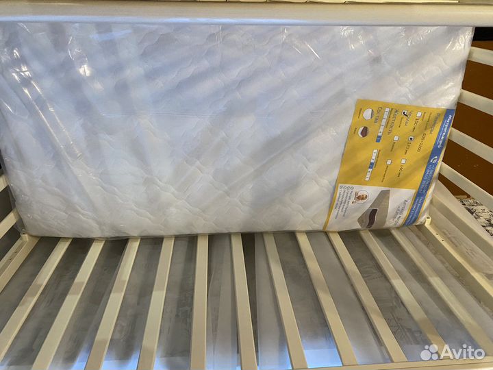 Детская кроватка с маятником