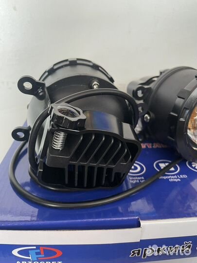 Противотуманные фары би-линзы на Форд-Рено-Веста