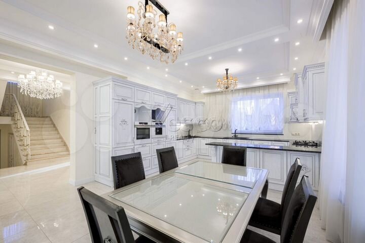 Дом 590 м² на участке 12 сот.