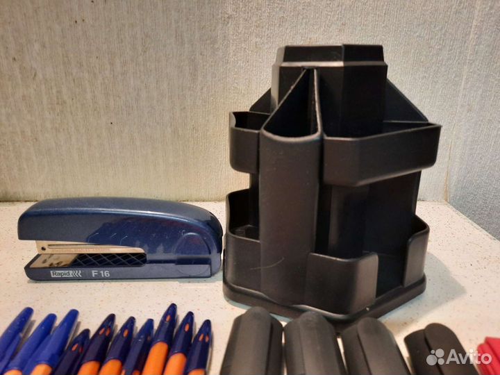 Канцелярия. Подставка для ручек. Ручки, маркеры