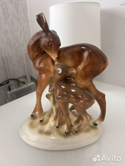 Фарфоровая статуэтка олениха с олененком