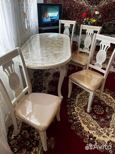 Стол и стулья