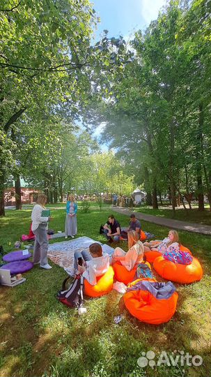 Игра Лила на большом поле с двумя ведущими