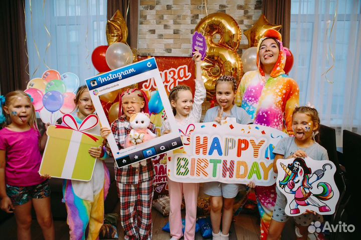 Уенсдей, Шоу программы, Аниматоры, Ведущий