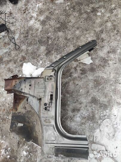 Стойка водительской двери Kia soul 1