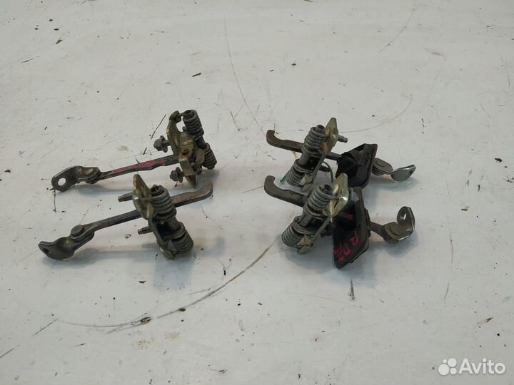 Renault duster Ограничитель двери