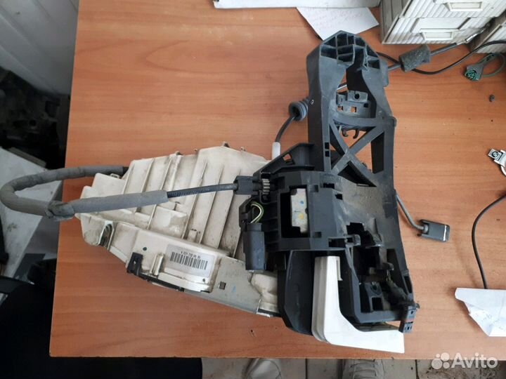 Замок двери Мерседес W221