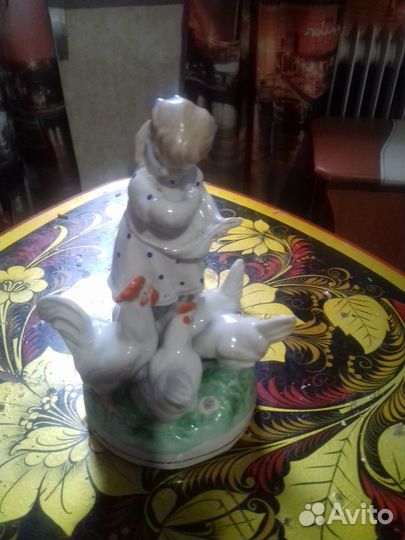 Фарфоровая статуэтка