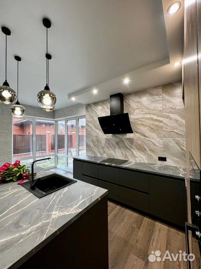 Угловая кухня под потолок на заказ