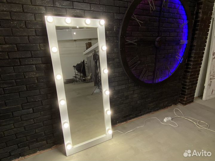 Гримерное зеркало с лампочками