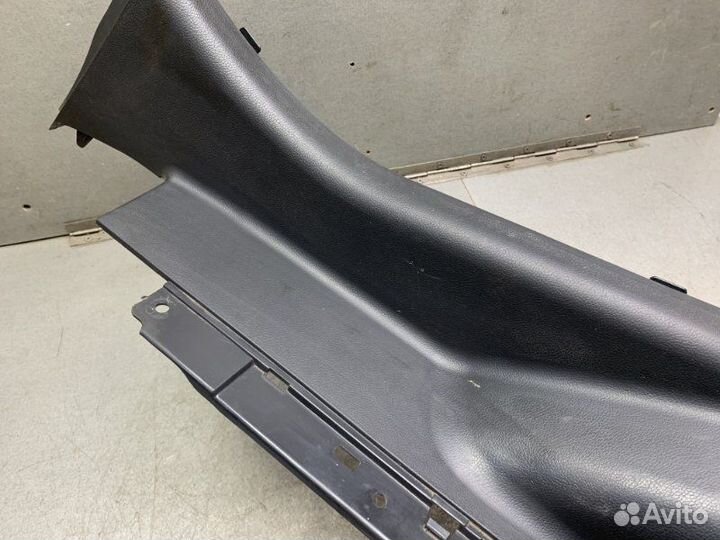 Накладка на стойку задняя левая Hyundai Solaris GI